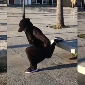 Coach-muslima-fait-une-fente-sur-un-banc Coach sportive en ligne Muslima Fit réalise une superbe une fente sur un banc ensoleillé